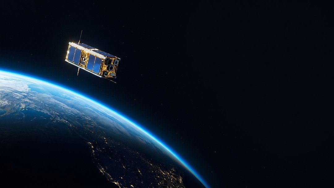 Órbita terrestre baja con atmósfera azul brillante, luces nocturnas y satélite hiperespectral